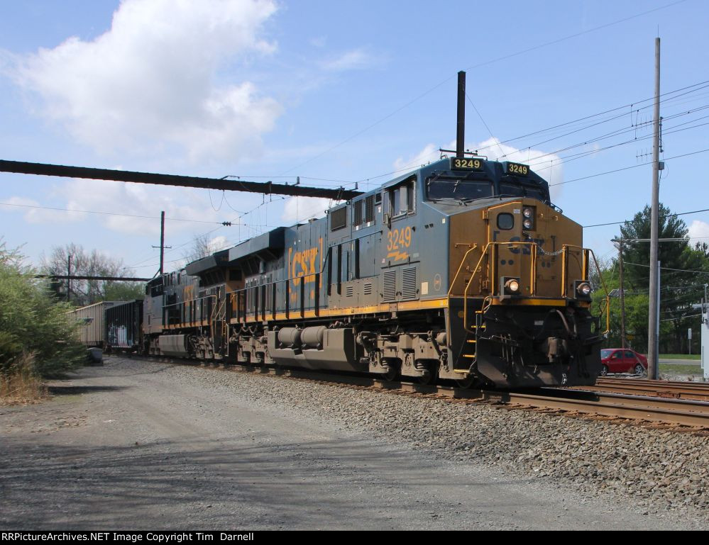 CSX 3249 leading M410